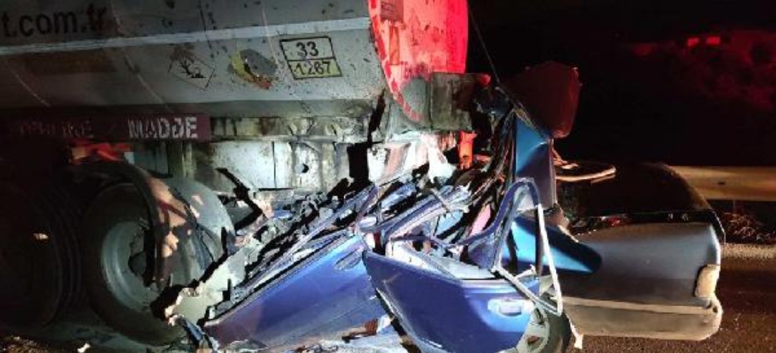 Otomobil, emniyet şeridindeki yakıt tankerine çarptı: 3 ölü