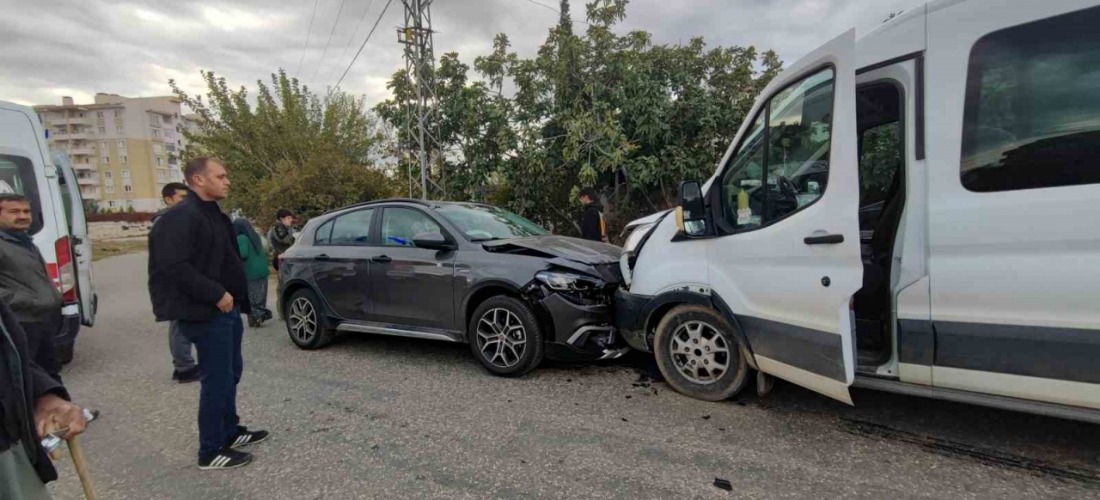 Kahta'da Otomobil İle Minibüs Kafa Kafaya Çarpıştı: 5 Yaralı
