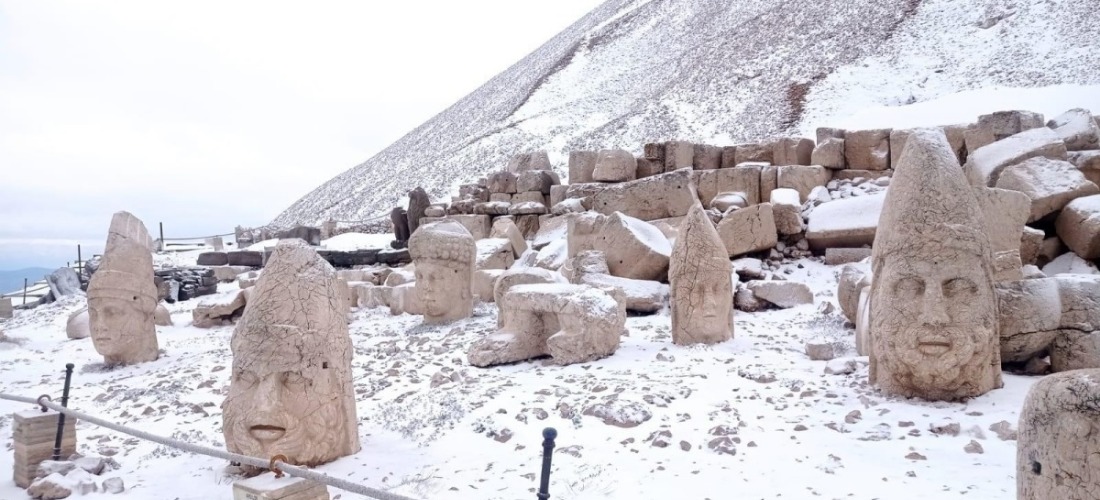 Yağan karla birlikte Nemrut Dağı fotoğrafçıların akınına uğradı