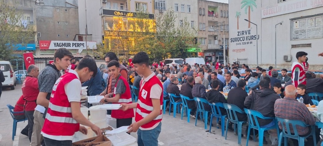 Türk Kızılay'ı Kahta’da 750 kişilik iftar yemeği verdi