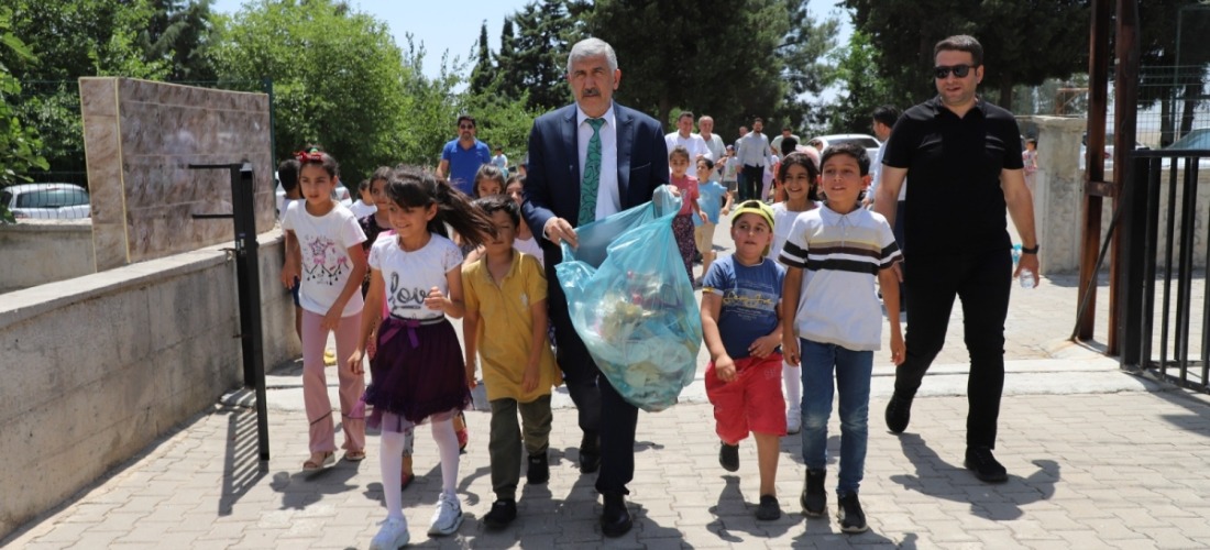 Başkan Hallaç, öğrencilerle çöp topladı