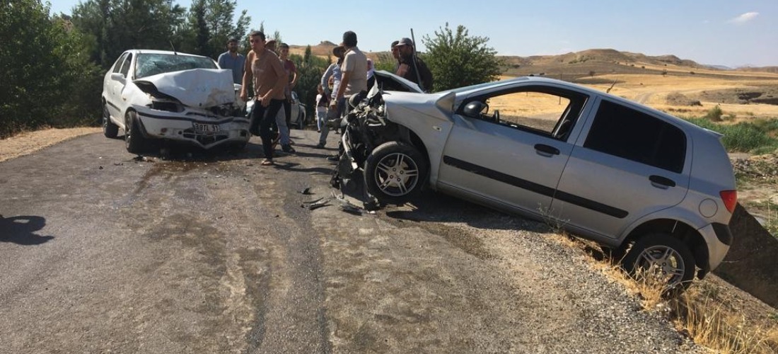 Kahta'da iki otomobil kafa kafaya çarpıştı: 1 ölü, 4 yaralı-Videolu Haber