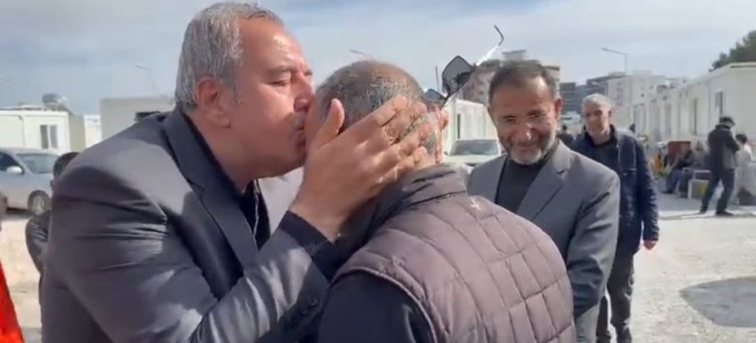 Depremzede Ordu Valisi Tuncay Sonel'i alnından öptü